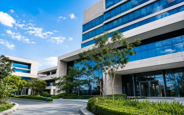 Fachada de um moderno centro empresarial