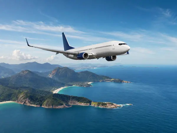 Avião sobrevoando uma região litorânea