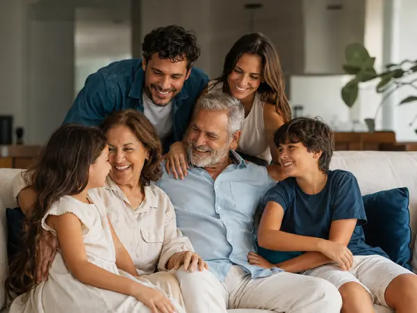 Família reunida e sorrindo em casa